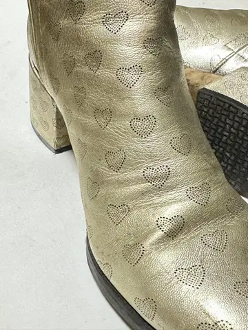 콜한 x RODARTE 콜라보 골드 하트 무늬 부츠 중간 힐