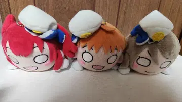 누워있는 봉제 인형 타카미 치카 와타나베 요 코우라사와 루비