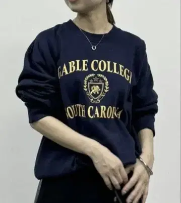 [ Loungedress ] 칼리지 로고 맨투맨 풀오버 네이비