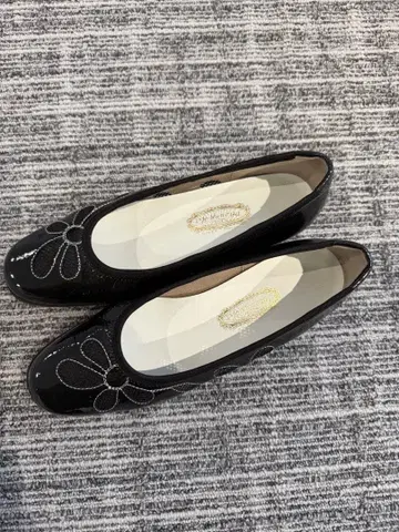 요시노야 블랙 플라워 자수 펌프스 에나멜 23cm
