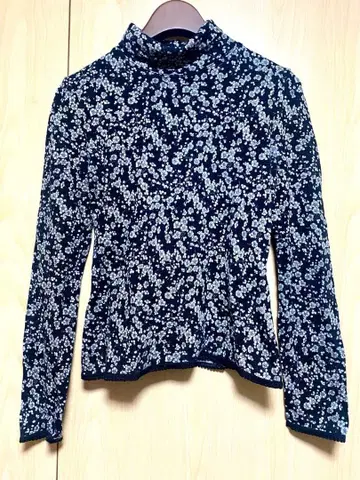 레트로한 미니 꽃무늬 터틀넥 얇은 소재 니트 중고