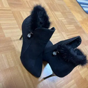 블랙 퍼 장식 스웨이드 하이힐 펌프스