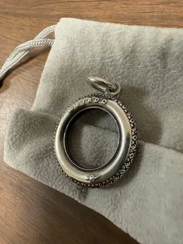 위어드 목걸이 탑