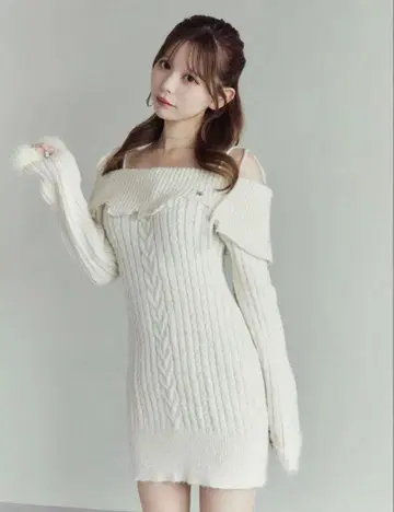 [ EAT ME ] 밑단 샤기 오프숄더 니트 원피스 아이보리