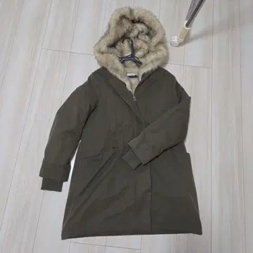 올리브색 퍼 달린 모즈 코트