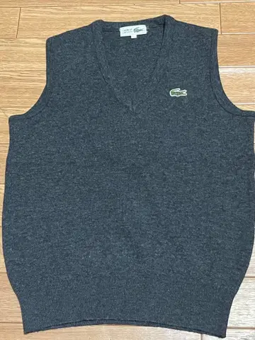 LACOSTE 다크 그레이 V넥 베스트 42