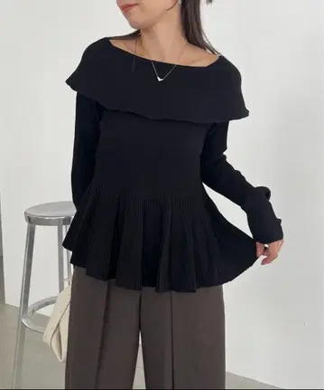 capricieux le'mage 플레어 보트넥 니트 블랙