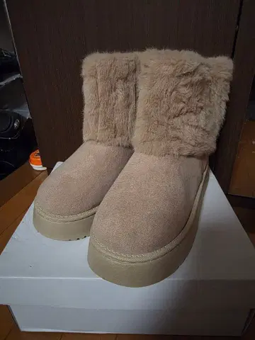 베이지 스웨이드 퍼 통굽 어그 부츠 25.5cm