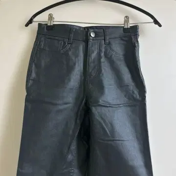 CALZEDONIA 다크 그린 합성 피혁 슬림 핏 팬츠 한정 상품 양호