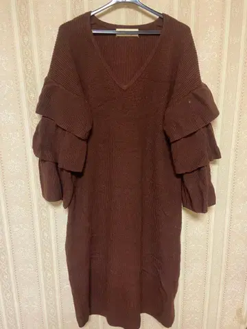 Lily Brown 프릴 소매 니트 원피스 브라운