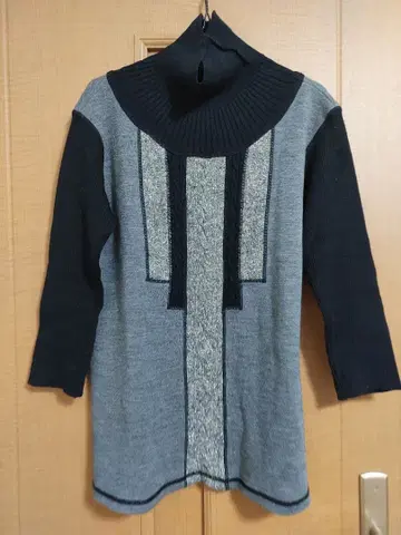 PINORE 그레이와 블랙 터틀넥 스웨터