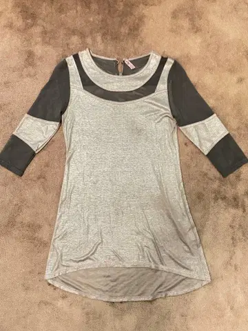 DONEYcasa 그레이와 블랙의 7부 소매 원피스 상의