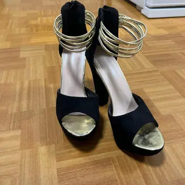 블랙 스웨이드 오픈토 하이힐 샌들