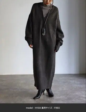 다크 그레이 V넥 롱 니트 원피스