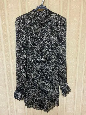 The First 긴팔 프릴 블라우스 블랙 화이트 새상품급