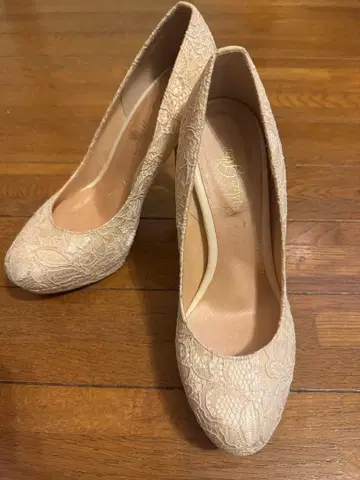 미스틱 글로~ 레이스 무늬 베이지 스틸레토 하이힐