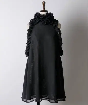 LA BELLE ETUDE 개더 메로우 프릴 홀터넥 블라우스