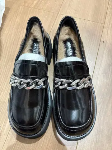 블랙 로퍼 체인 장식 포함