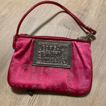 빨간색 새틴 파우치 로고 플레이트 부착