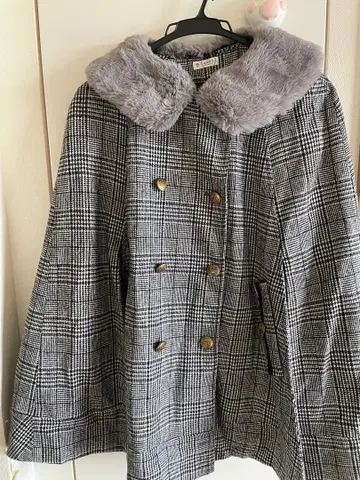 axes femme 퍼 달린 케이프 코트