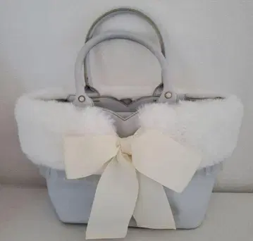 새상품급 로디스포토 백 귀여운 퍼 달린 리본 스카이블루