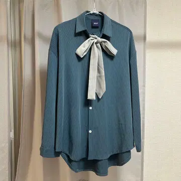 리본 포함 다크 그린 스트라이프 셔츠