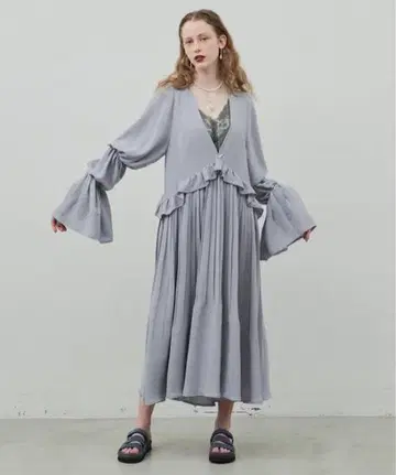 LA BELLE ETUDE 깊은 V넥 플리츠 원피스