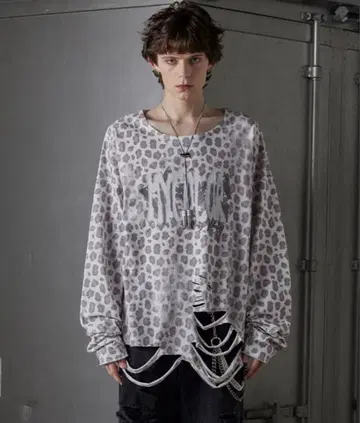 grancy 올 패턴 큐빅 그래픽 롱 T