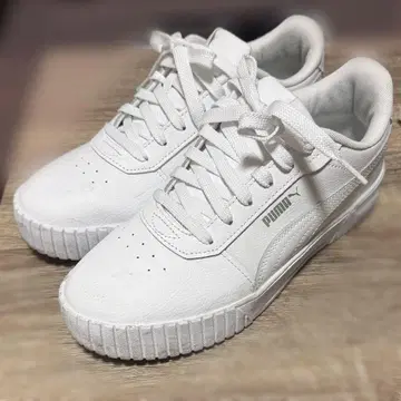 PUMA 화이트 스니커즈