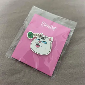 RIPNDIP 고양이 캐릭터 핀 배지