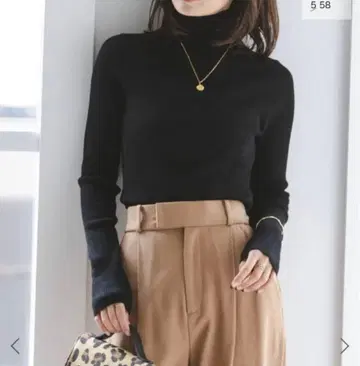 리브 터틀넥 니트 블랙