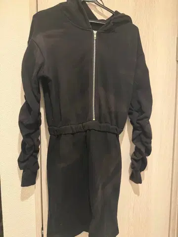 Darich 블랙 집업 후드 부착 원피스