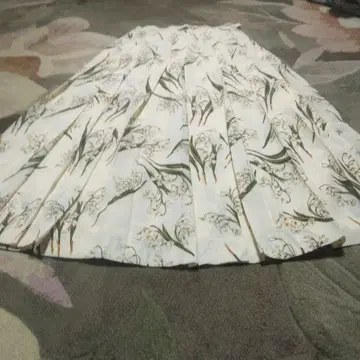 핑크하우스 잉게보그 미사용 새상품 백합 패턴 플리츠 스커트 화이트