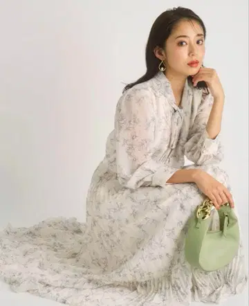 JUSGLITTY 플리츠 보타이 플라워 원피스