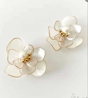 꽃 모티브 귀걸이 (양쪽 귀용)