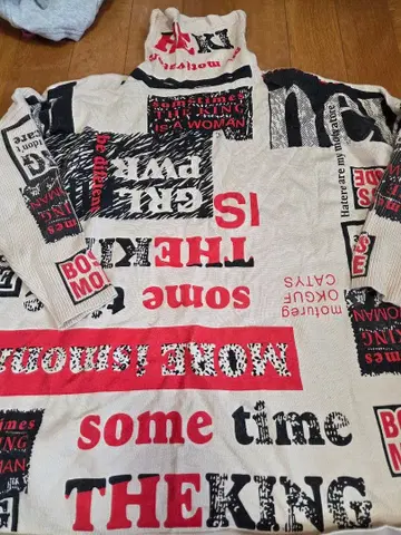 긴팔 스웨터 텍스트 디자인 터틀넥