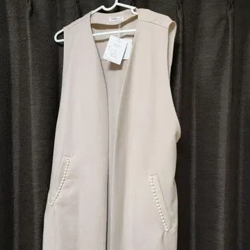 베이지 슬리브리스 베스트 사이드 포켓, 펄, 튤 디테일 새상품