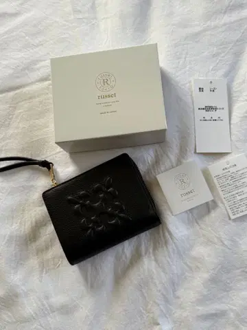 엠보싱 모노그램 하프 지갑 러셋 미사용 새상품