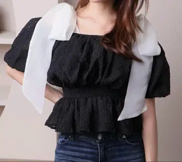 [ 미개봉 새상품 ] 립 서비스 숄더 리본 오프숄더 상의