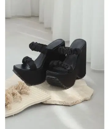 새틴 플랫폼 샌들 블랙