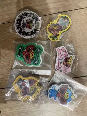 아크릴 키링 6개 세트와 데코레이션 부품