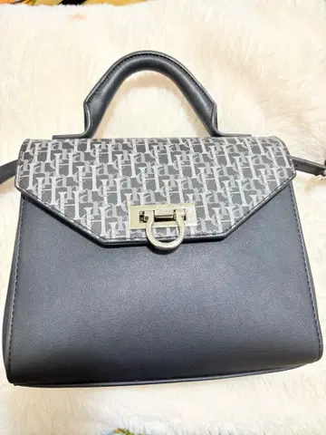 HARE 디자인의 핸드백, 숄더백