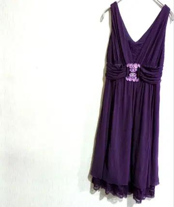 보라색 비쥬가 달린 캐주얼 드레스