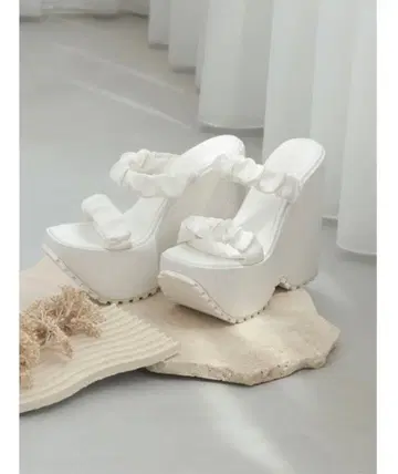 새틴 플랫폼 샌들 화이트