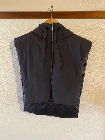 COS 블랙 다운 베스트 후드 부착