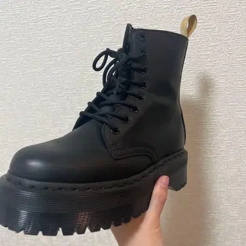 닥터마틴 통굽 부츠 블랙 스티치