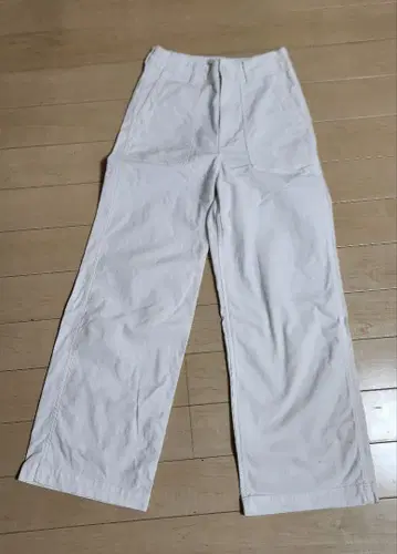 화이트 와이드 팬츠 백 포켓 부착