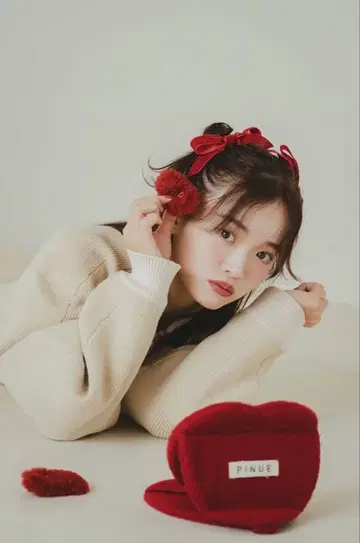 [ PINUE ] 크리스마스 하트형 거울 헤어핀 (2개 세트)