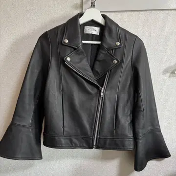 FRAY I.D 블랙 라이더 자켓 플레어 소매 양가죽