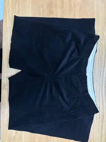 블랙 슬랙스 작은 얼룩 있음